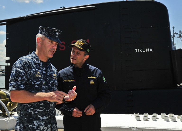 O Comandante do Tikuna, CMG Pires Martins com o Comandante do SUBRON 6, CMG (USN) Eugene P. Sievers, na Base Naval de Norfolk, Virginia, em 7 de junho de 2012. (foto: U.S. Navy)