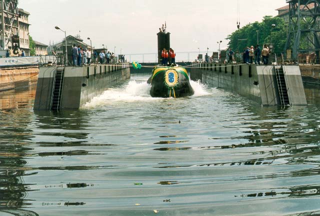 A cerimonia de batismo e lançamento (admissão de água na Doca) do Submarino Timbira, no Arsenal de Marinha do Rio de Janeiro, em 5 de janeiro de 1996. (foto: SRPM)