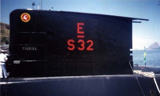 O Timbira, atracado na Base Almirante Castro e Silva. Notar o "Echo Barra", conquistado em 2000, pintado na vela. (foto: ForS)
