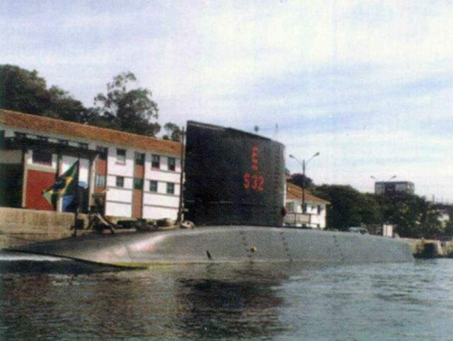 O Timbira, atracado no cais da BACS, com o Echo-Barra, conquistado em 2000, pintado na vela. (foto: SRPM)