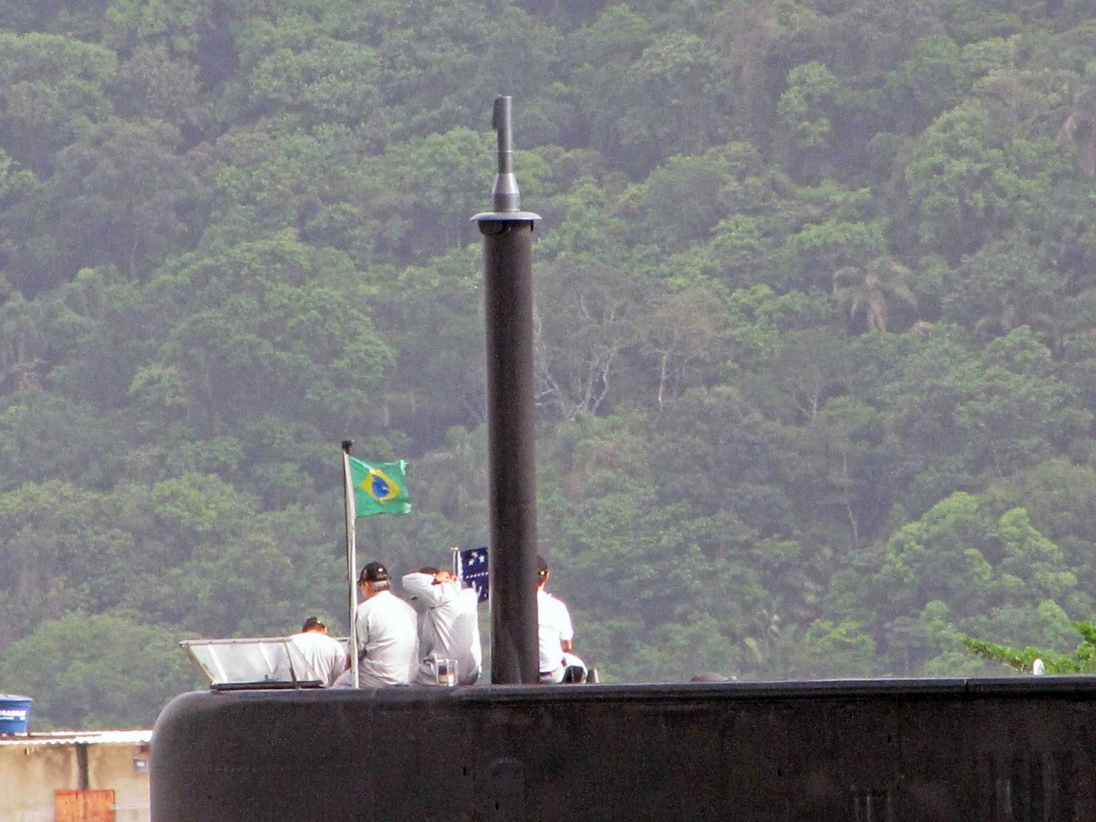 Detalhe da vela do Timbira entrando em Santos em 12 de dezembro de 2010, onde se pode notar um dos mastros de periscópio sem a tradicional camuflagem e a flâmula de Vice-Almirante embarcado, provavelmente o Comandante do 8º Distrito Naval. (foto: Gustavo C. Sousa)