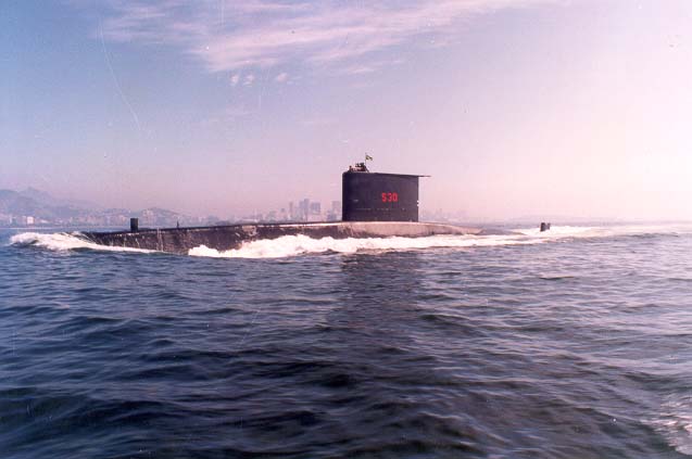 O Submarino Tupi - S 30, saindo da Baia da Guanabara. (foto: SRPM)