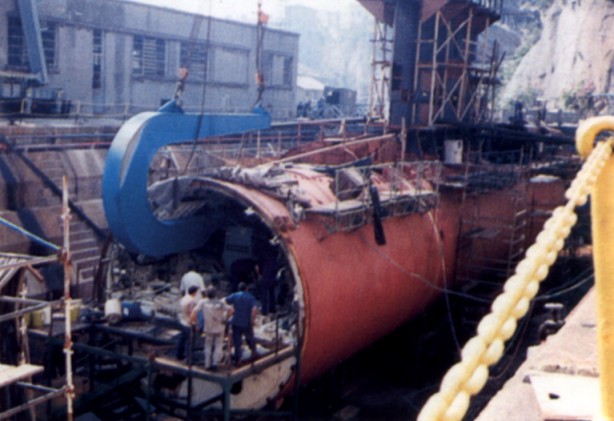 O Submarino Tupi - S 30, foi o primeiro IKL a ter seu casco seccionado no Brasil, durante o Período de Manutenção Geral entre 1998 e 2001. (foto: SRPM)