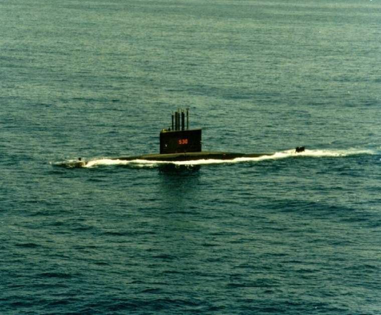 O S. Tupi - S 30, navegando na superficie. (foto: SDM).