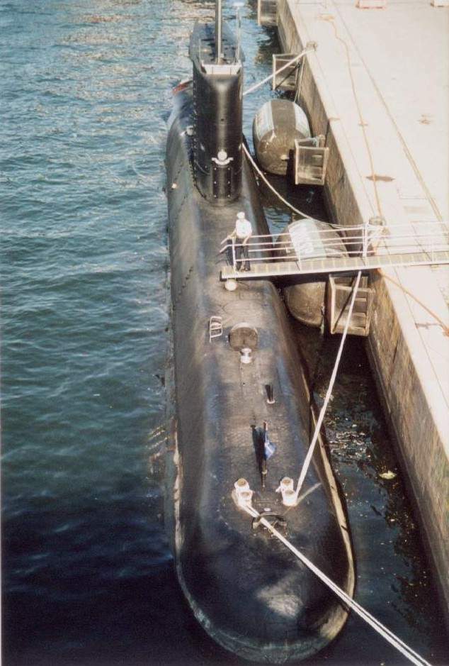 O Tupi, esteve em Santos entre 25 e 28 de junho de 2004, no intervalo de exercicios de salvamento com o NSS Felinto Perry e o Aviso Almirante Hess - BACS 01. (foto: Marcelo M. Lopes da Silva)
