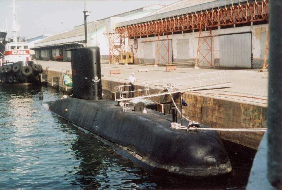 O Tupi, esteve em Santos entre 25 e 28 de junho de 2004, no intervalo de exercicios de salvamento com o NSS Felinto Perry e o Aviso Almirante Hess - BACS 01. (foto: Marcelo M. Lopes da Silva)
