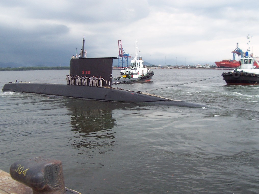 Sequencia da desatracação do Tupi, no porto de Santos, durante a Operação ADEREX I/09, sendo auxiliado pelo Rebocadores "Onyx" e "Draco" da Saveiros Camuyrano. (foto: NGB - Fernando "Nunão" de Martini - 05/04/2009)