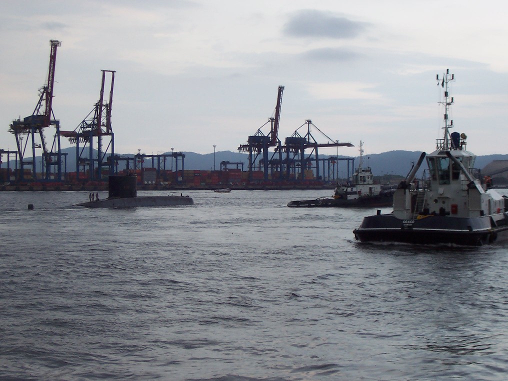 Sequencia da desatracação do Tupi, no porto de Santos, durante a Operação ADEREX I/09, sendo auxiliado pelo Rebocadores "Onyx" e "Draco" da Saveiros Camuyrano. (foto: NGB - Fernando "Nunão" de Martini - 05/04/2009)