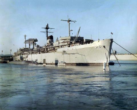 Atracado na Base Naval de Rota, Espanha com um Submarino Lançador de Mísseis Balísticos a contrabordo. O Holland este vem Rota de 1º de abril de 1964 a 4 de novembro de 1966.